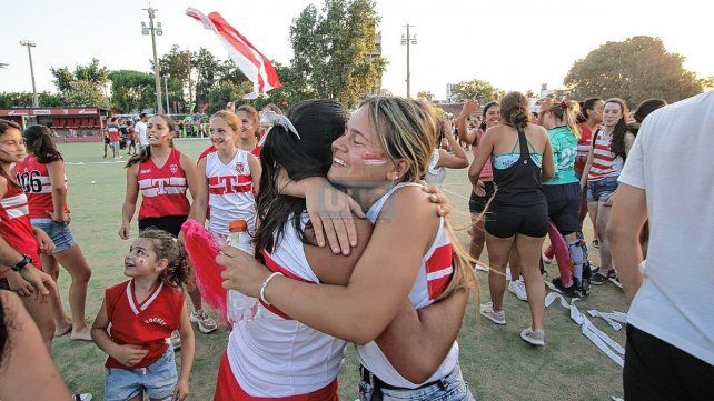 Las jugadores de Talleres Rojo se abrazan festejando el título.