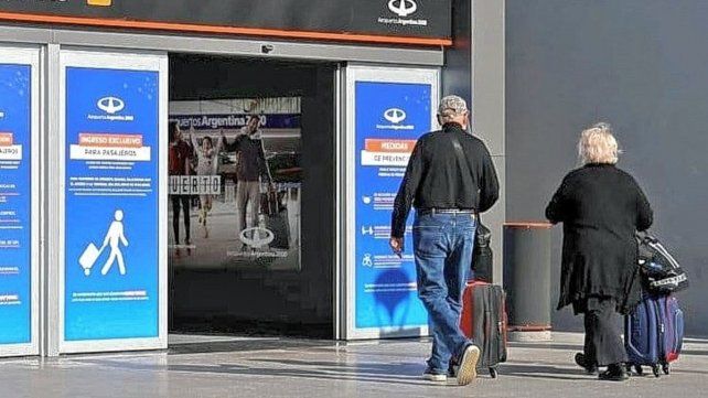 Cuestionan los viajes al exterior por la salida de dólares del país.