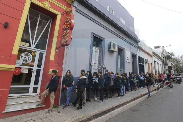 Archivo UNO / Colas en busca de empleo en Paraná. Archivo UNO / Colas en busca de empleo en Paraná.