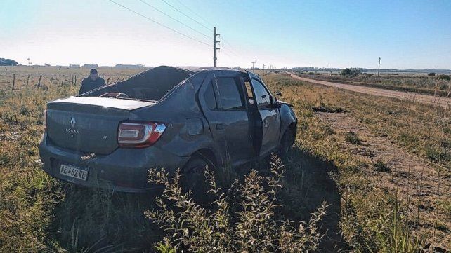 El auto circulaba por la ruta 5 y por causas a establecer, su conductor perdió el control.