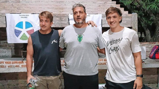 Mateo De la Rosa y Estanislao Arrías junto al entrenador Alejandro Arrías.