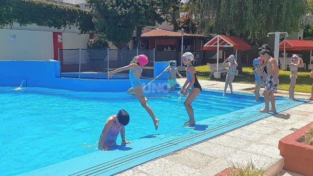 Con la inminente llegada del verano, las entidades deportivas de Paraná preparan sus respectivos clubes para la colonia de vacaciones, algo muy esperado por padres e hijos. Allí, aprenden a jugar en grupos, compartir, divertirse y, por sobre todas las cosas, disfrutar.