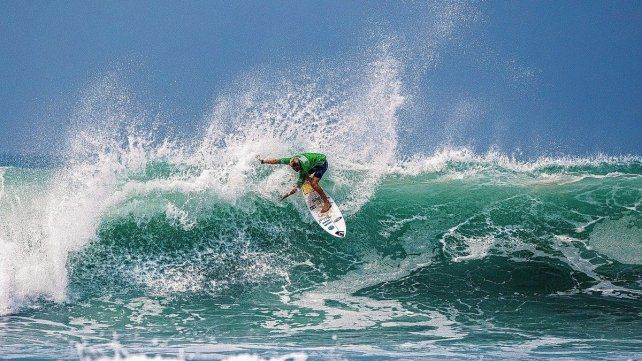 Thiago Passeri brillando en una ola del Mundial Junior en El Salvador. Thiago Passeri brillando en una ola del Mundial Junior en El Salvador.