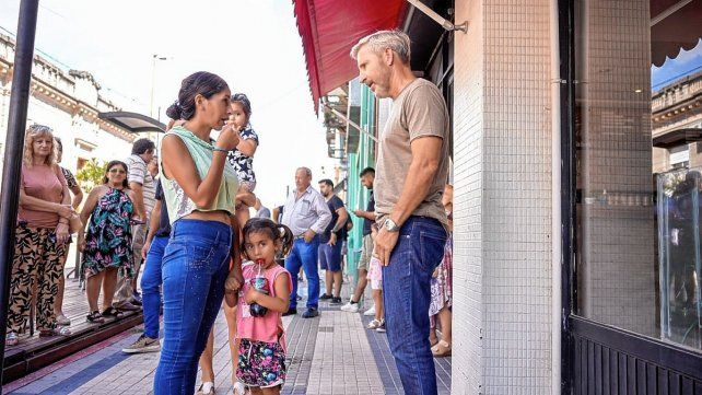 El diputado Rogelio Frigerio se muestra con vecinos en las redes sociales.