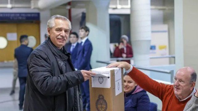 El presidente Alberto Fernández felicitó este lunes a los argentinos por haber ejercido "su derecho al voto" y saludó a la fórmula ganadora de la interna de UxP El presidente Alberto Fernández felicitó este lunes a los argentinos por haber ejercido "su derecho al voto" y saludó a la fórmula ganadora de la interna de UxP
