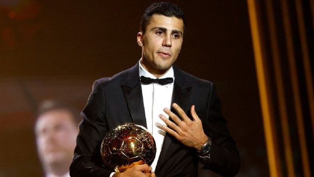 El volante español, Rodri, habló posterior a recibir el trofeo. El volante español, Rodri, habló posterior a recibir el trofeo.