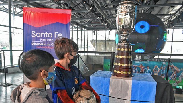 La réplica de la Copa América es furor en el barrio de Messi