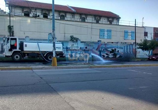 Esta mañana empleados lavaban la calle con agua potable Esta mañana empleados lavaban la calle con agua potable