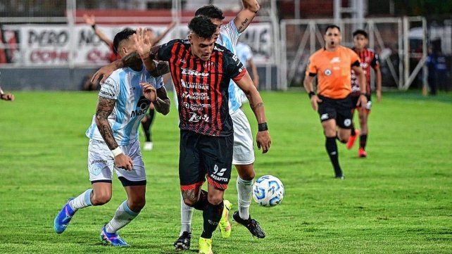 El delantero de Patronato Alan Bonansea no tuvo oportunidades para reencontrarse con el gol. El delantero de Patronato Alan Bonansea no tuvo oportunidades para reencontrarse con el gol.