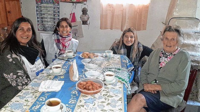 Las docentes. Itatí La Paz, Patricia Montenegro y Lorena Miller junto a la abuela polaca que los esperó con una merienda.