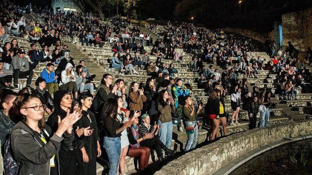 El arte urbano convocó a turistas y paranaenses, quienes coparon el Anfiteatro