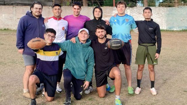 Los jugadores de Paraná Football Americano posan para la cámara de UNO en la cancha auxiliar de La U, donde llevan adelante sus entrenamientos. Los jugadores de Paraná Football Americano posan para la cámara de UNO en la cancha auxiliar de La U, donde llevan adelante sus entrenamientos.