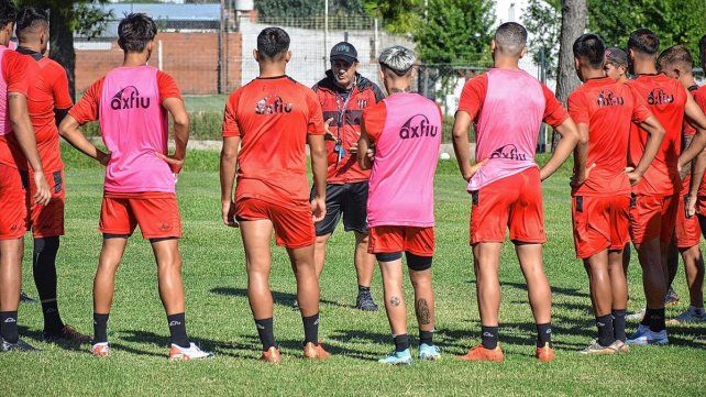 Walter Perazzo ordenó minutos de fútbol en el predio La Capillita. Walter Perazzo ordenó minutos de fútbol en el predio La Capillita. 