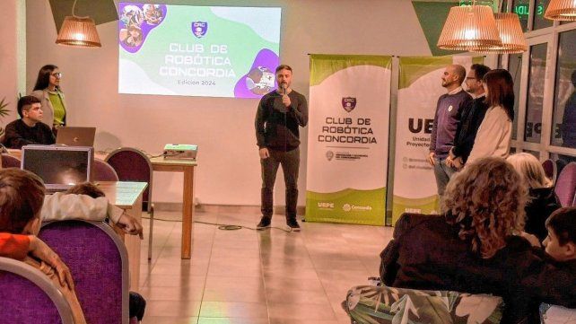 En el inicio del Club de Robótica el intendente Azcué dio la bienvenida. En el inicio del Club de Robótica el intendente Azcué dio la bienvenida.