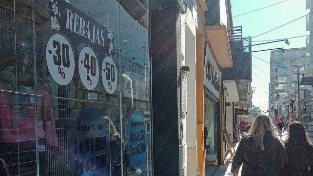 Algunos locales de indumentaria ya ofrecen liquidaciones