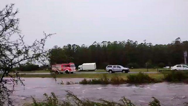 Buscan a una familia tras el desborde de un arroyo en Colonia Elía. Buscan a una familia tras el desborde de un arroyo en Colonia Elía.