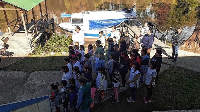 La ceremonia. De la promesa de lealtad a la Constitución Nacional es similar a la de la promesa de lealtad a la Bandera. Participa el alumnado, acompañan los abanderados y se canta el himno nacional.