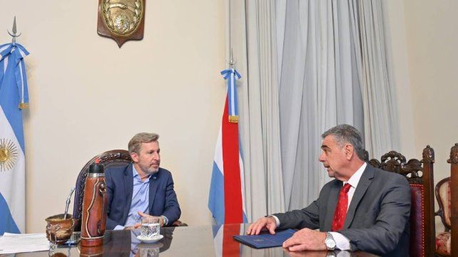 El gobernador Rogelio Frigerio mantuvo un encuentro de trabajo con el intendente de Villa Urquiza, Manuel Tennen, y la agenda incluyó obras viales, sanitarias y educativas, entre otras cuestiones. El gobernador Rogelio Frigerio mantuvo un encuentro de trabajo con el intendente de Villa Urquiza, Manuel Tennen, y la agenda incluyó obras viales, sanitarias y educativas, entre otras cuestiones.