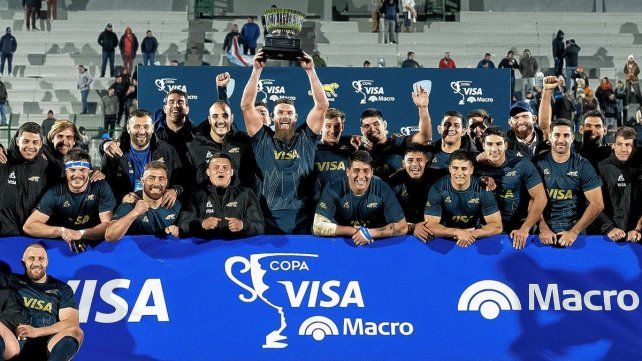 Marcos Kremer con la copa ganada tras vencer a Uruguay. Marcos Kremer con la copa ganada tras vencer a Uruguay.