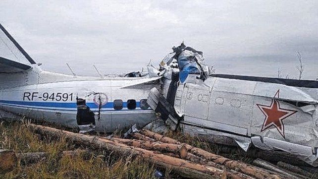 Rusia: 16 muertos al estrellarse un avión con paracaidistas