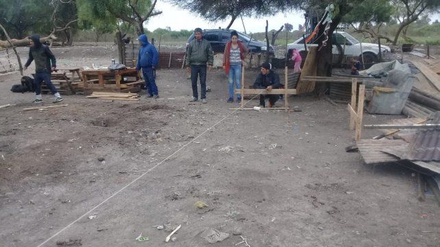 Cumpliendo un sueño. La idea es que los chicos no tengan frío a la intemperie cuando meriendan.