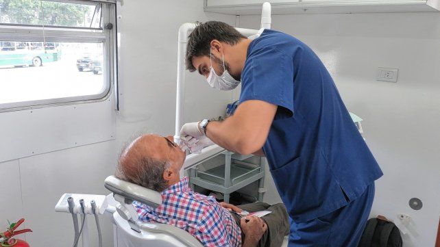 Hay que visitar al odontólogo cada seis meses.