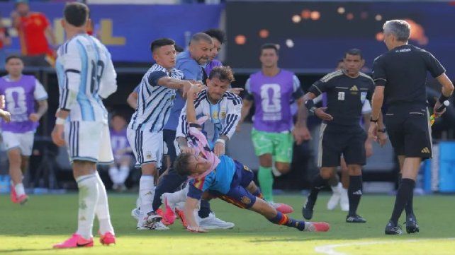 Una buena para la Selección Argentina: los sancionados del Mundial podrán cumplir sus suspensiones en amistosos. Una buena para la Selección Argentina: los sancionados del Mundial podrán cumplir sus suspensiones en amistosos.