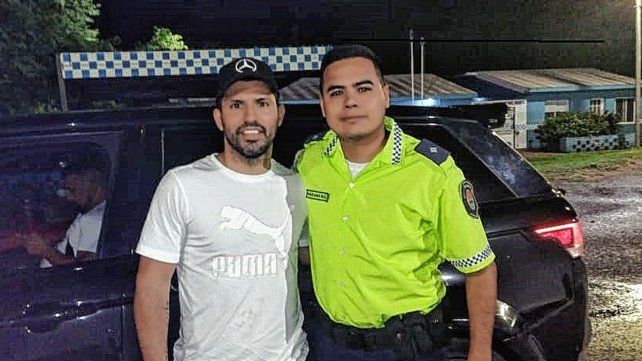Sergio Agüero junto a un policía de la provincia de Entre Ríos.