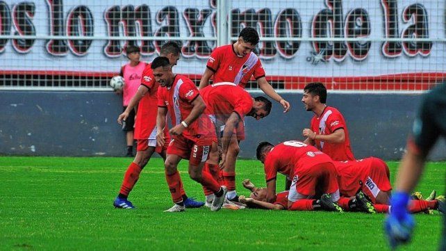Los jugadores de Deportivo Maipú celebran el gol ante Patronato. Los jugadores de Deportivo Maipú celebran el gol ante Patronato.