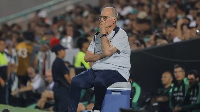 Peligra la continuidad de Marcelo Bielsa como entrenador de Uruguay. Peligra la continuidad de Marcelo Bielsa como entrenador de Uruguay.