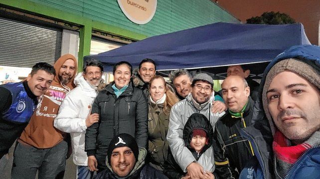 Unas 80 familias quedarían sin sustento económico en los próximos días. Los empleados del supermercado Vea están en alerta y acampan fuera del edificio