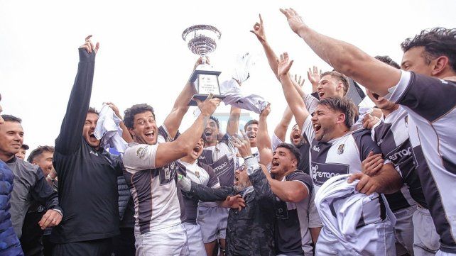 El momento más esperado: los jugadores de Estudiantes levantando el trofeo de campeones del TRL El momento más esperado: los jugadores de Estudiantes levantando el trofeo de campeones del TRL