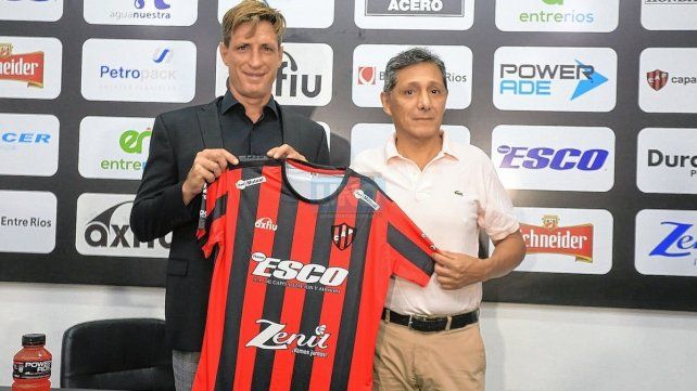 Facundo Sava junto a Oscar Lenzi, durante la presentación oficial.