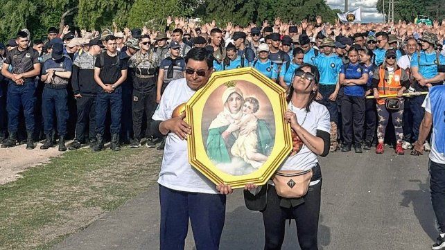 Miles de fieles ya recorren la Peregrinación de los Pueblos entre Hasenkamp y Paraná.