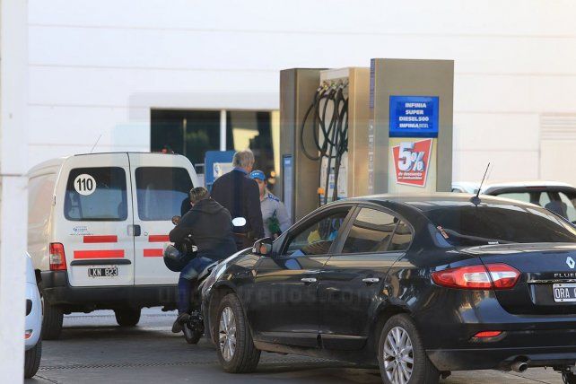 Entre el martes y ayer se modificaron los precios de las naftas en los surtidores de todas las estaciones de Paraná. En promedio, la suba fue del 5%. El litro de nafta Premium cuesta entre 53 y 55 pesos y la Súper ya ronda los 50 pesos. Fue el cuarto aumento en lo que va del año. Entre el martes y ayer se modificaron los precios de las naftas en los surtidores de todas las estaciones de Paraná. En promedio, la suba fue del 5%. El litro de nafta Premium cuesta entre 53 y 55 pesos y la Súper ya ronda los 50 pesos. Fue el cuarto aumento en lo que va del año.