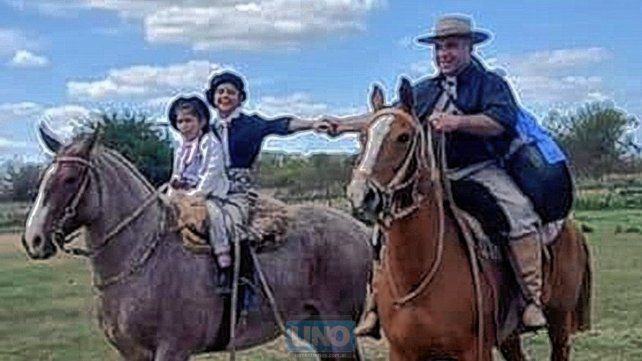 Fiel a su estilo, el músico y docente llegó a caballo a la escuela N° 19 Beltramino, en Laurencena