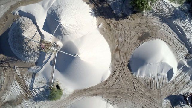 Inician amparo ambiental por extraer arena silíceas cerca de Diamante. Inician amparo ambiental por extraer arena silíceas cerca de Diamante.