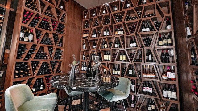 El servicio de vinos de Atelier Playa Mujeres destaca por su excelencia con etiquetas premium de todo el mundo