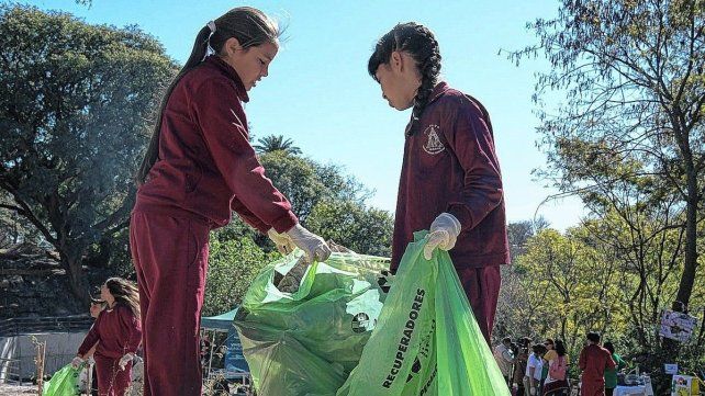 De la limpieza del arroyo la Santiagueña participaron escuelas de Paraná De la limpieza del arroyo la Santiagueña participaron escuelas de Paraná