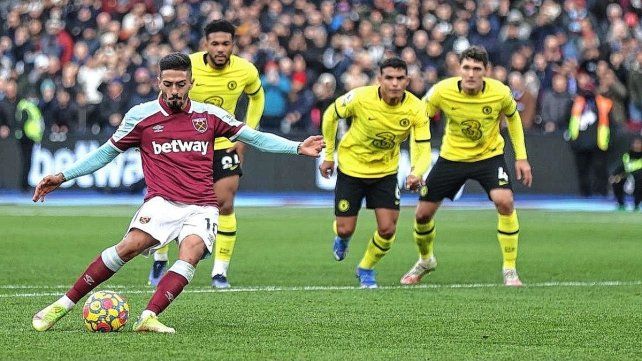Manuel Lanzini aportó un gol en la victoria del West Ham.
