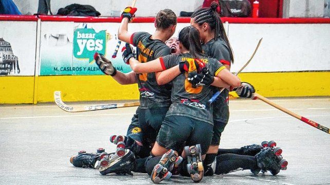 Atlético Neuquén Club festejó en Primera y Juveniles. Atlético Neuquén Club festejó en Primera y Juveniles.