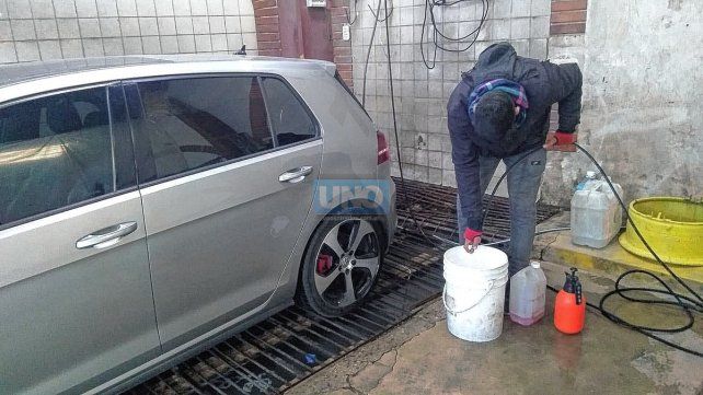 El lavado completo de autos cuesta 1.100 pesos. Trabajador del rubro describió cómo es trabajar con tanto frío y confesó las cosas más extrañas que encontró en los vehículos