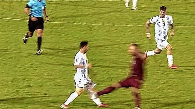 El momento exacto de la patada.