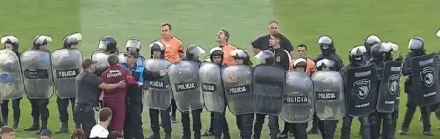 Escandaloso final en Madryn vs. Morón: piñas, represión policial y gas pimienta. Escandaloso final en Madryn vs. Morón: piñas, represión policial y gas pimienta.