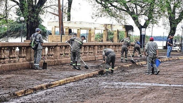 El río permite la limpieza en Concordia. El río permite la limpieza en Concordia.