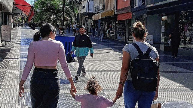 Muchos aprovecharon el feriado para ir eligiendo el regalo por el Día de la Madre Muchos aprovecharon el feriado para ir eligiendo el regalo por el Día de la Madre