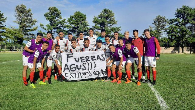 El plantel Santo salió a la cancha con una bandera en apoyo a Agustín Andreoli, delantero de la categoría que sufrió una lesión ligamentaria.