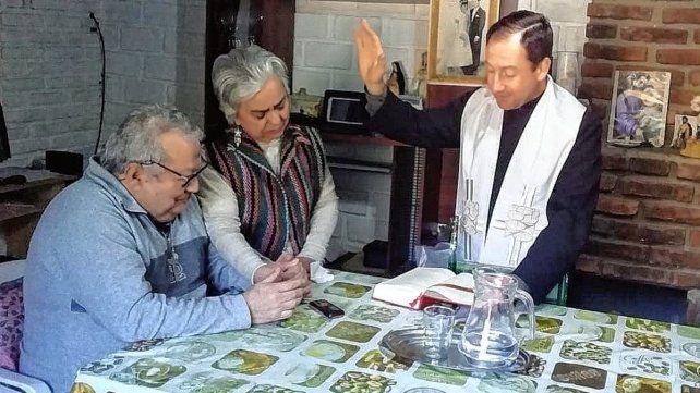 Bendición. En el marco de la novena patronal, visitó el hogar de los esposos Pitin Velázquez y Rosa Techera que celebraron su 57º aniversario matrimonial.