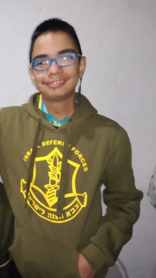 Ari Elim es sordo y sueña con leer, pero en Entre Ríos no hay libros en lengua de señas