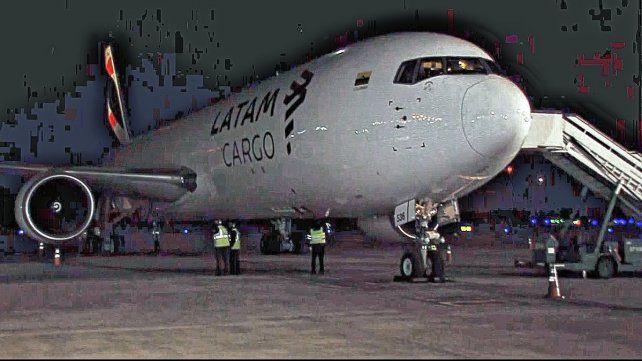 El avión de Latam trajo las dosis desde Miami.